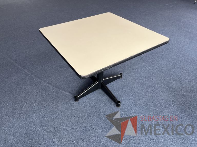 Lote 033 - Mesa de trabajo cuadrada con base metálica y cubierta color madera - Imagen 4