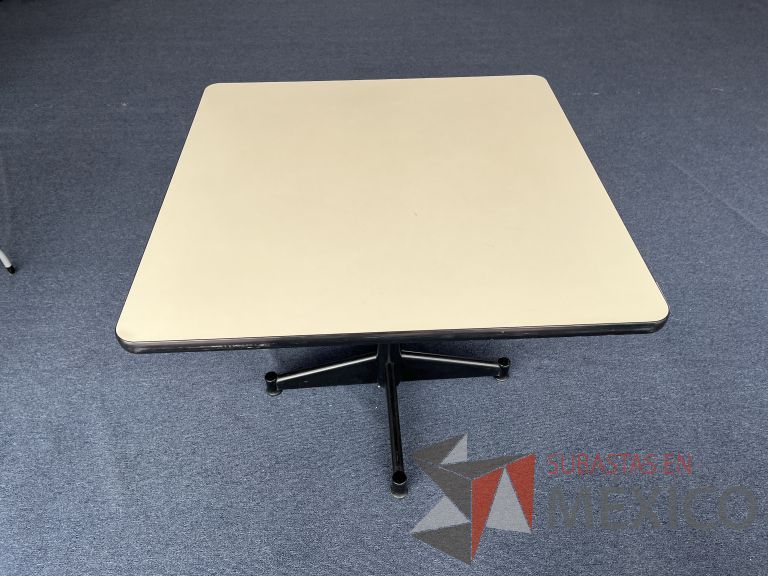 Lote 033 - Mesa de trabajo cuadrada con base metálica y cubierta color madera - Imagen 5