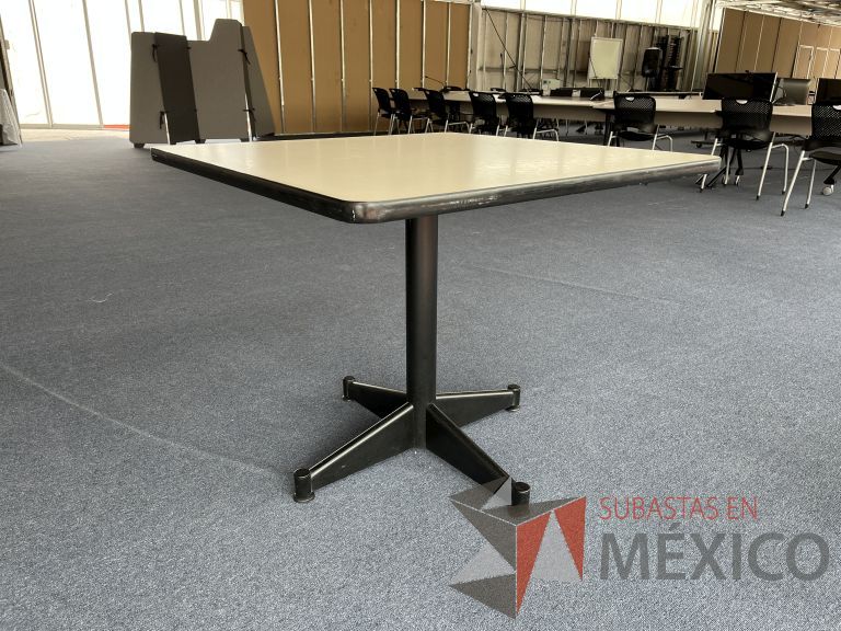 Lote 033 - Mesa de trabajo cuadrada con base metálica y cubierta color madera - Imagen 6