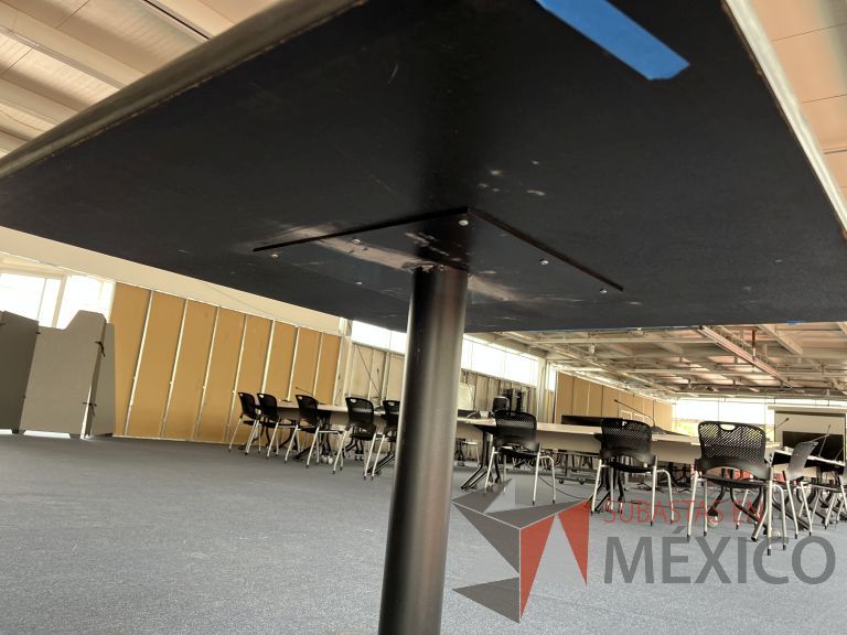 Lote 033 - Mesa de trabajo cuadrada con base metálica y cubierta color madera - Imagen 7