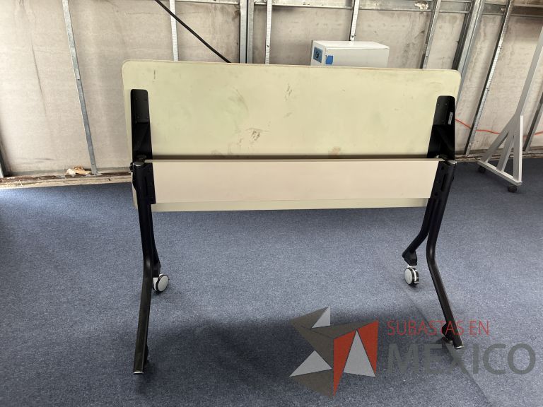 Lote 045 - Mesa de trabajo rectangular plegable con 2 patas metálicas con ruedas - Imagen 2
