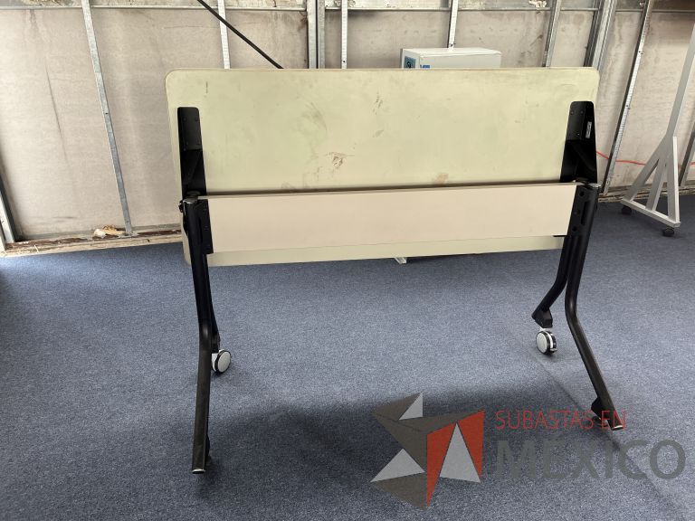 Lote 040 - Mesa de trabajo rectangular plegable con 2 patas metálicas con ruedas - Imagen 3