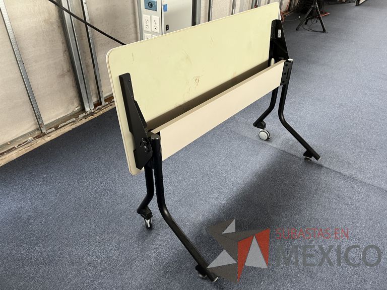 Lote 045 - Mesa de trabajo rectangular plegable con 2 patas metálicas con ruedas - Imagen 4