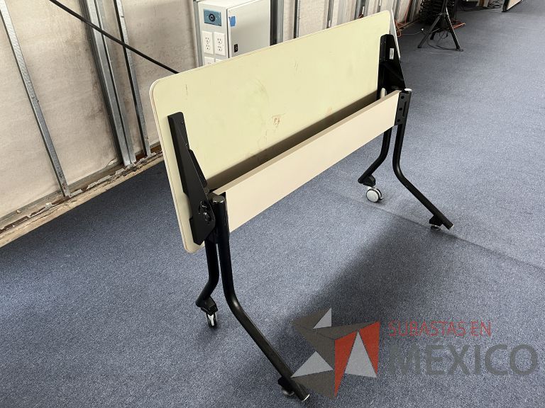 Lote 040 - Mesa de trabajo rectangular plegable con 2 patas metálicas con ruedas - Imagen 5