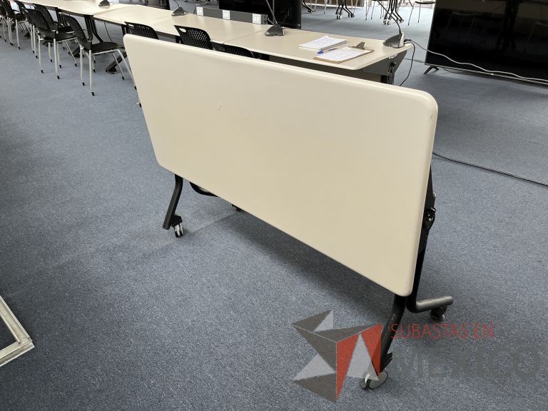 Lote 045 - Mesa de trabajo rectangular plegable con 2 patas metálicas con ruedas - Imagen 6
