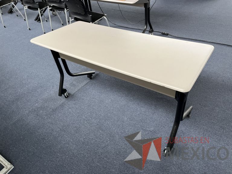 Lote 040 - Mesa de trabajo rectangular plegable con 2 patas metálicas con ruedas
