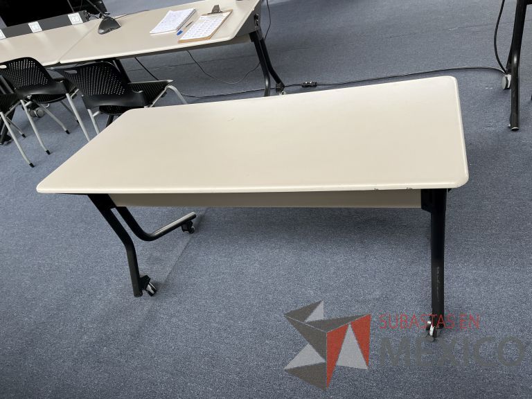 Lote 045 - Mesa de trabajo rectangular plegable con 2 patas metálicas con ruedas - Imagen 8