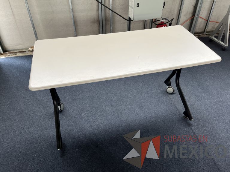 Lote 040 - Mesa de trabajo rectangular plegable con 2 patas metálicas con ruedas - Imagen 8