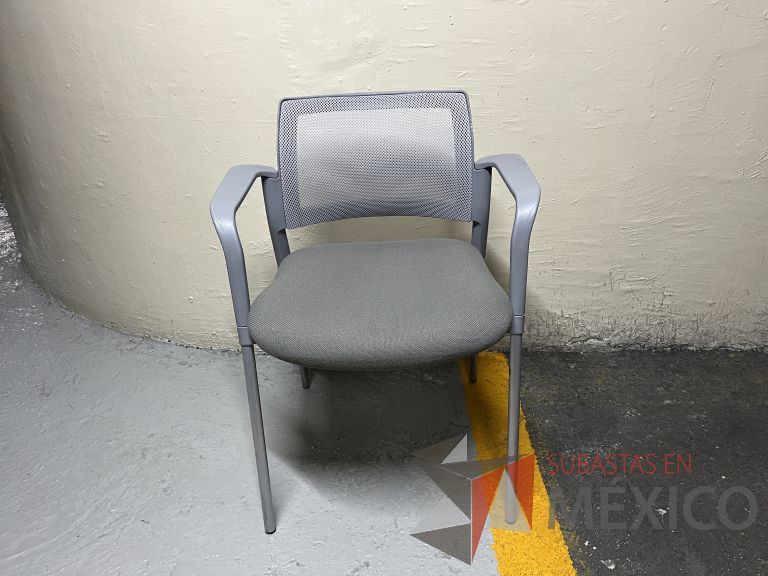Lote 099 - 2 Sillas fijas, descansabrazos, respaldo en malla y asiento en tela color gris