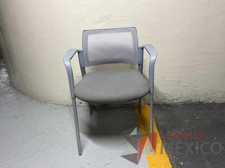Lote 099 - 2 Sillas fijas, descansabrazos, respaldo en malla y asiento en tela color gris - Imagen 6