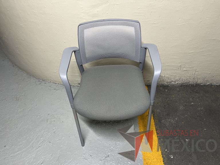 Lote 099 - 2 Sillas fijas, descansabrazos, respaldo en malla y asiento en tela color gris - Imagen 5