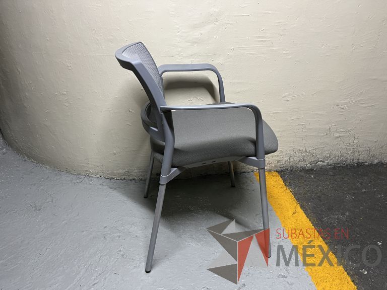 Lote 099 - 2 Sillas fijas, descansabrazos, respaldo en malla y asiento en tela color gris - Imagen 4