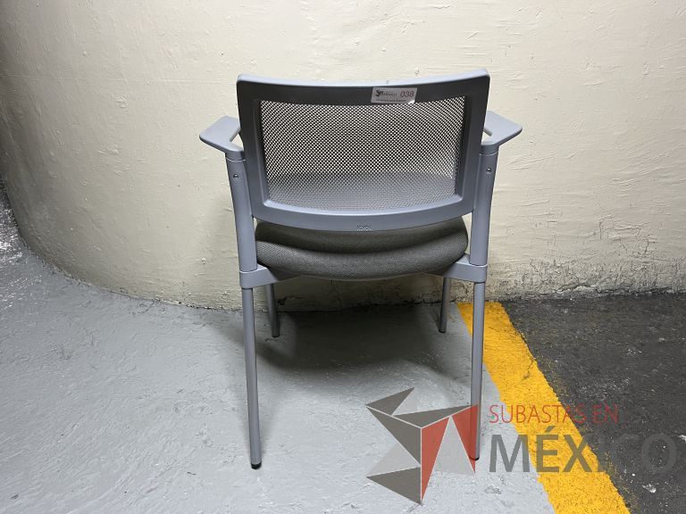 Lote 099 - 2 Sillas fijas, descansabrazos, respaldo en malla y asiento en tela color gris - Imagen 3