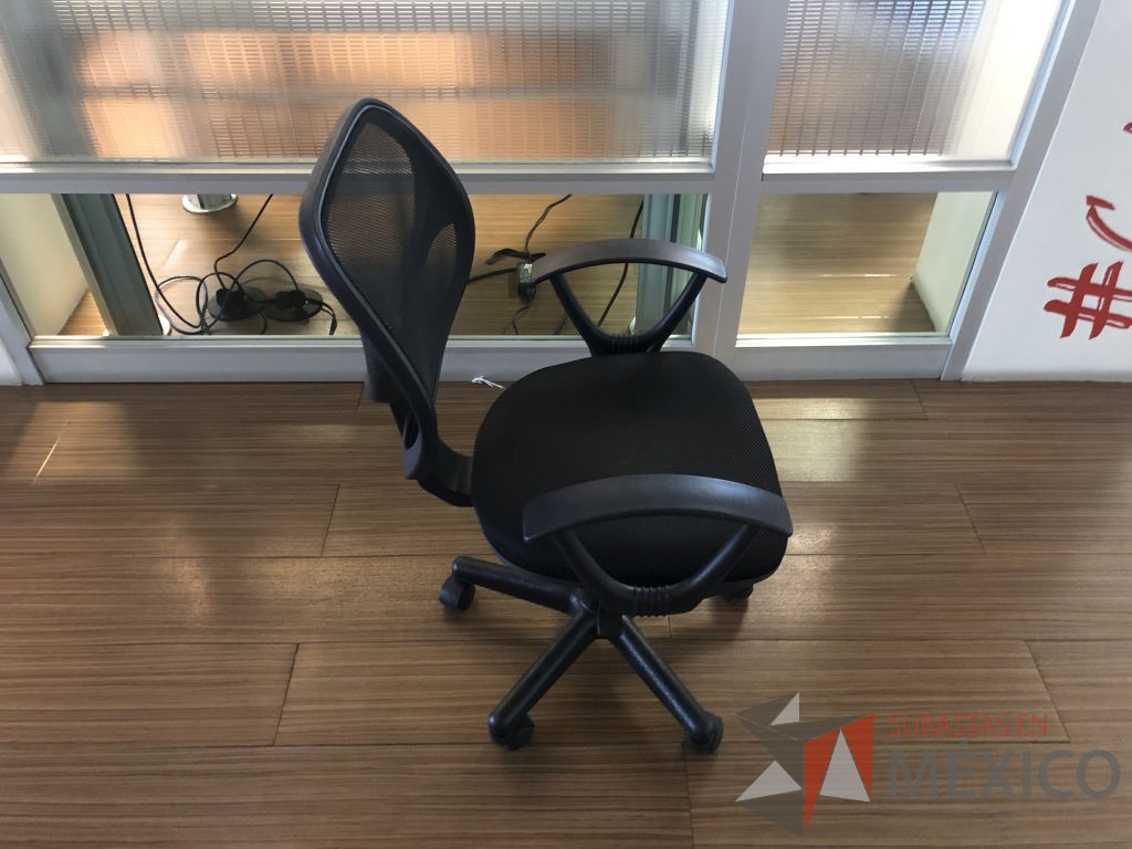 Lote 182 - 2 Sillas ejecutivas con ruedas, descansabrazos, respaldo en malla y asiento en tela color negro - Imagen 5