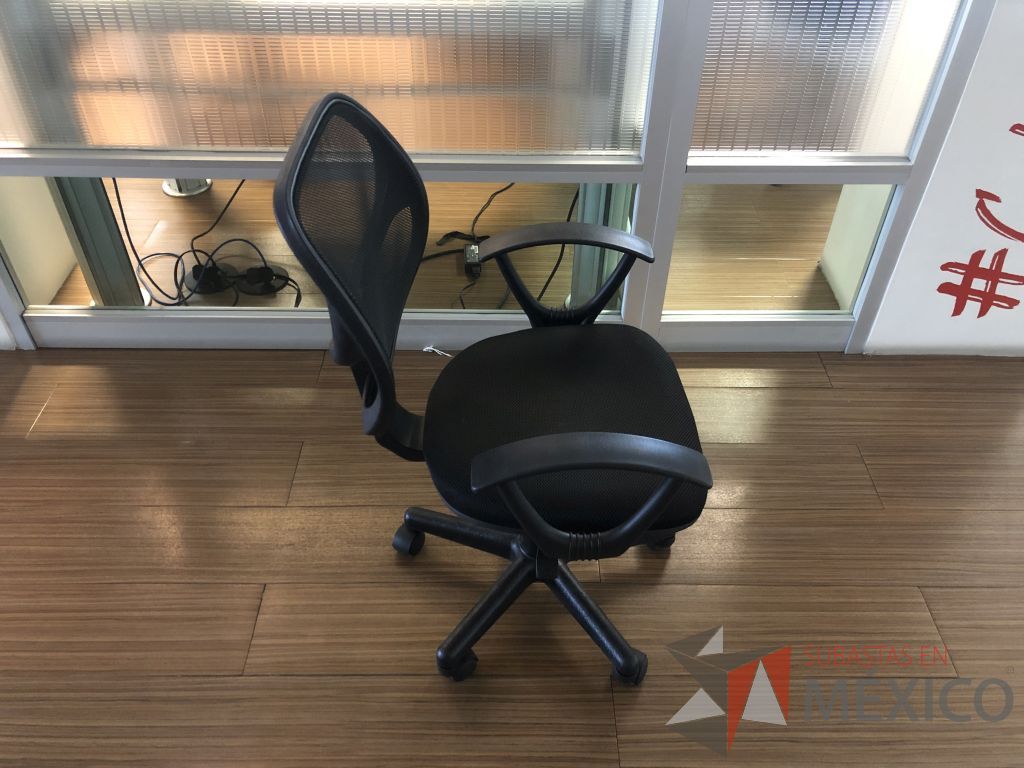 Lote 182 - 2 Sillas ejecutivas con ruedas, descansabrazos, respaldo en malla y asiento en tela color negro - Imagen 4