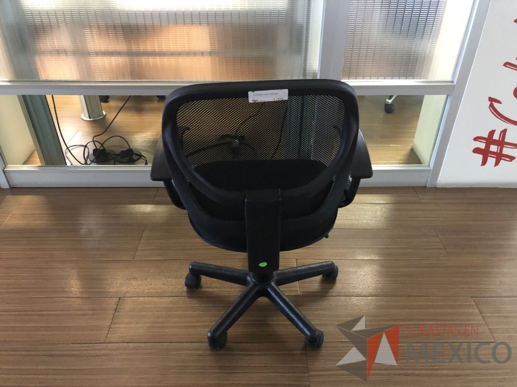 Lote 182 - 2 Sillas ejecutivas con ruedas, descansabrazos, respaldo en malla y asiento en tela color negro - Imagen 3
