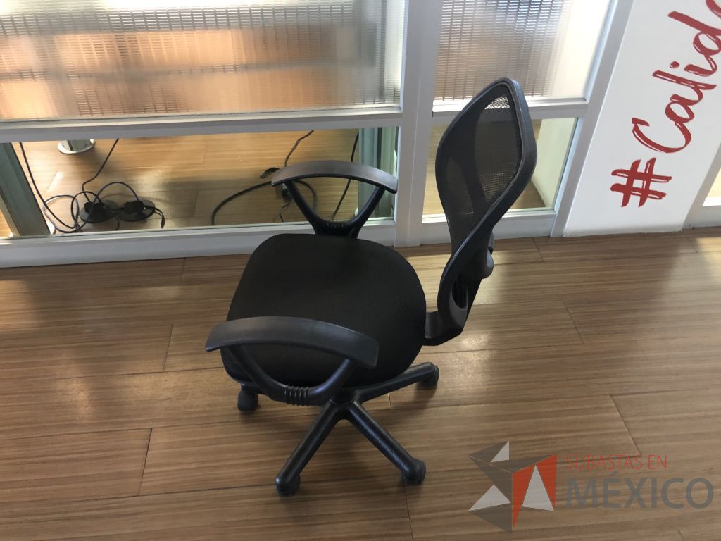 Lote 182 - 2 Sillas ejecutivas con ruedas, descansabrazos, respaldo en malla y asiento en tela color negro - Imagen 2