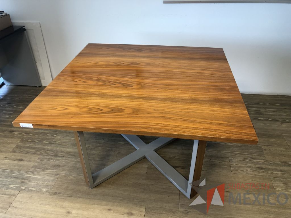 Lote 243 - Mesa de trabajo con estructura metálica y base color madera con orificio para cable - Imagen 6