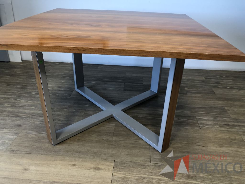Lote 243 - Mesa de trabajo con estructura metálica y base color madera con orificio para cable - Imagen 2