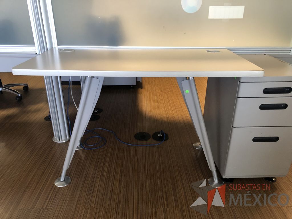 Lote 265 - Mesa de trabajo con patas metálicas y cubierta color blanco con orificios para cable - Imagen 2