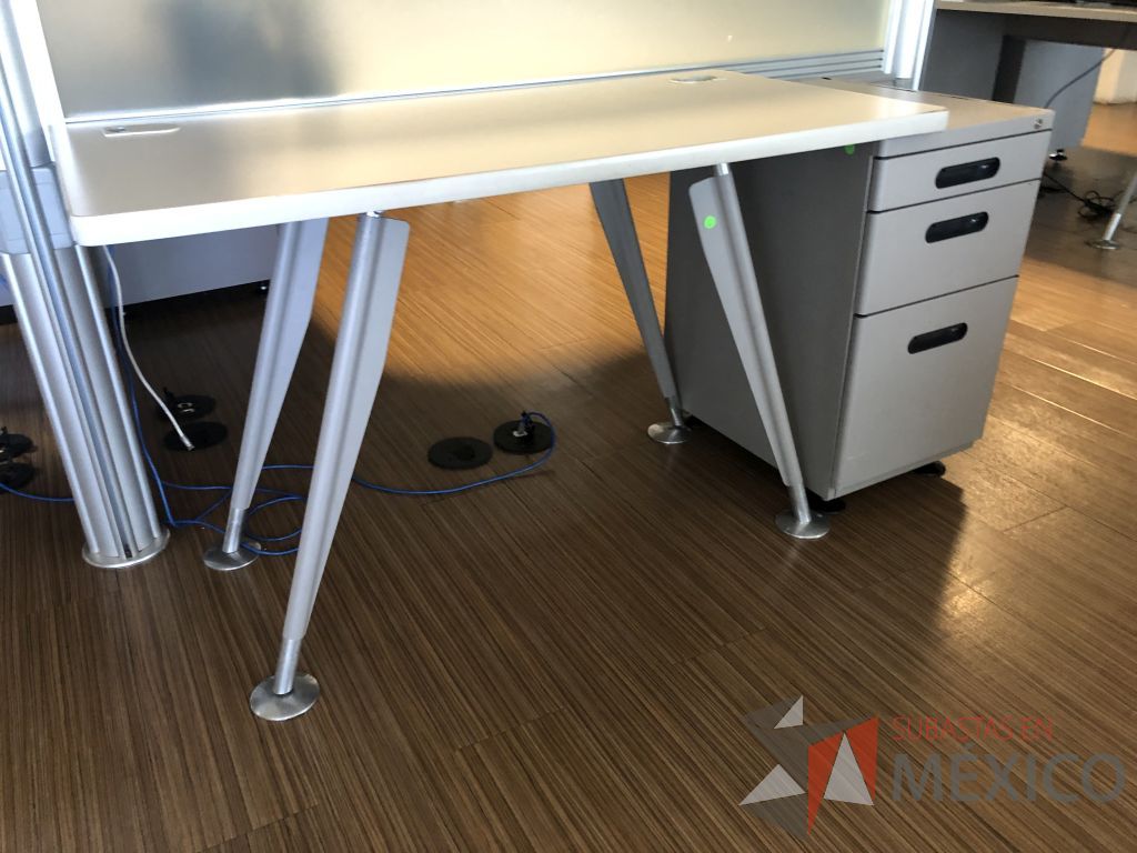 Lote 265 - Mesa de trabajo con patas metálicas y cubierta color blanco con orificios para cable - Imagen 5