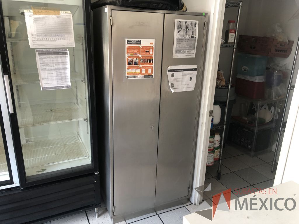 Lote 107 - Gabinete metálico de 2 puertas y 3 entrepaños