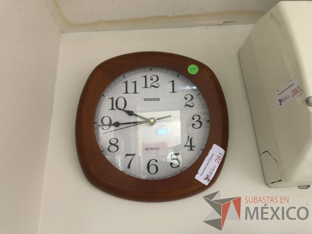 Lote 542 - Reloj con marco de madera - Imagen 2