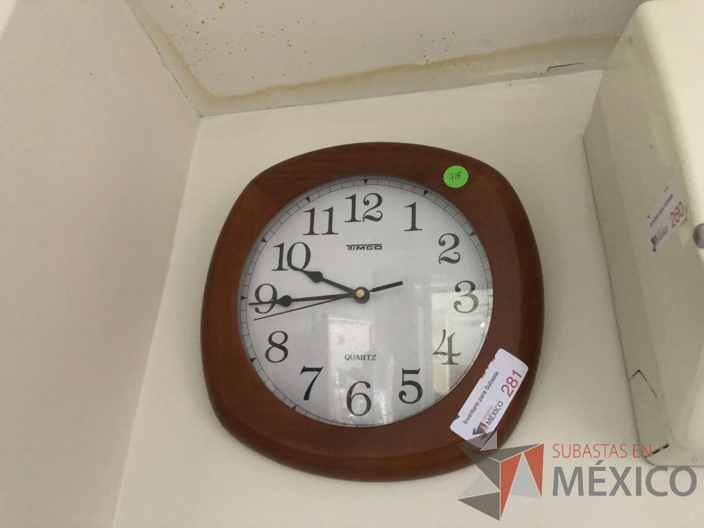Lote 542 - Reloj con marco de madera