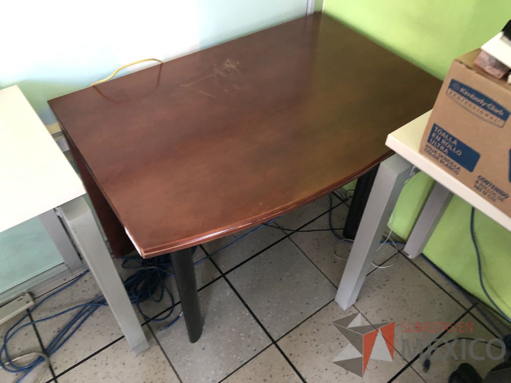 Lote 543 - Mesa de trabajo con patas metálicas y cubierta color madera - Imagen 3