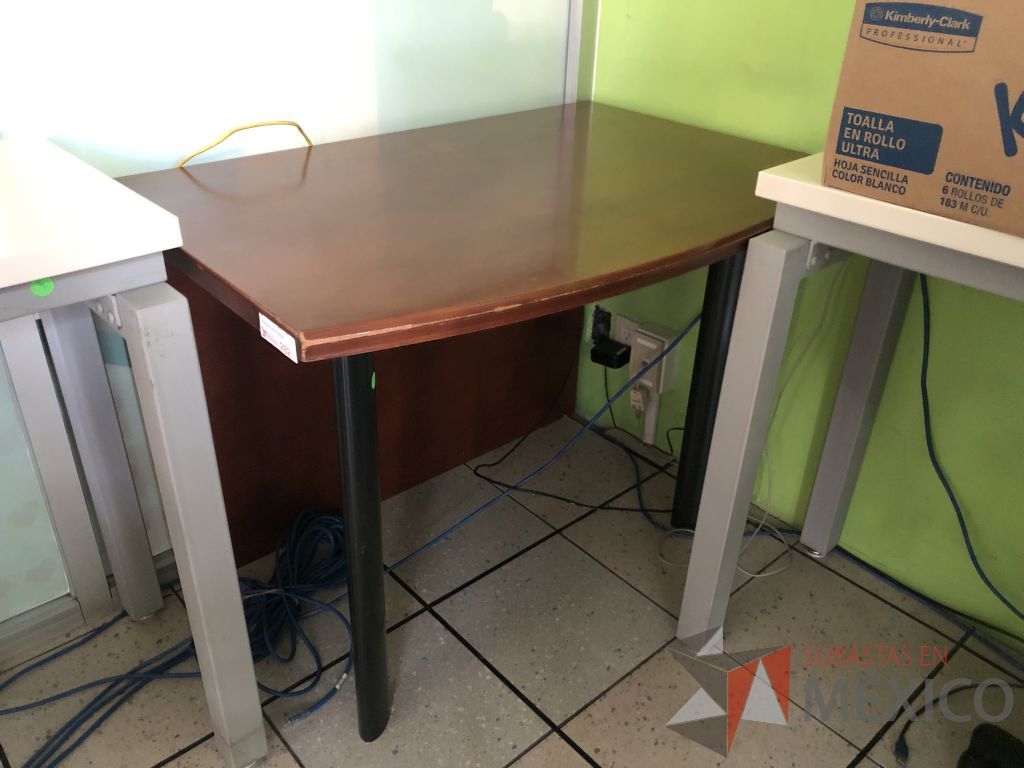 Lote 543 - Mesa de trabajo con patas metálicas y cubierta color madera