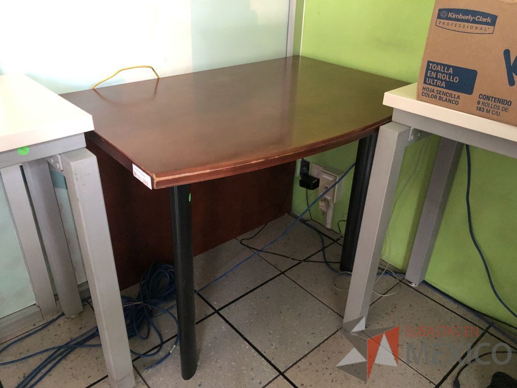 Lote 543 - Mesa de trabajo con patas metálicas y cubierta color madera - Imagen 5