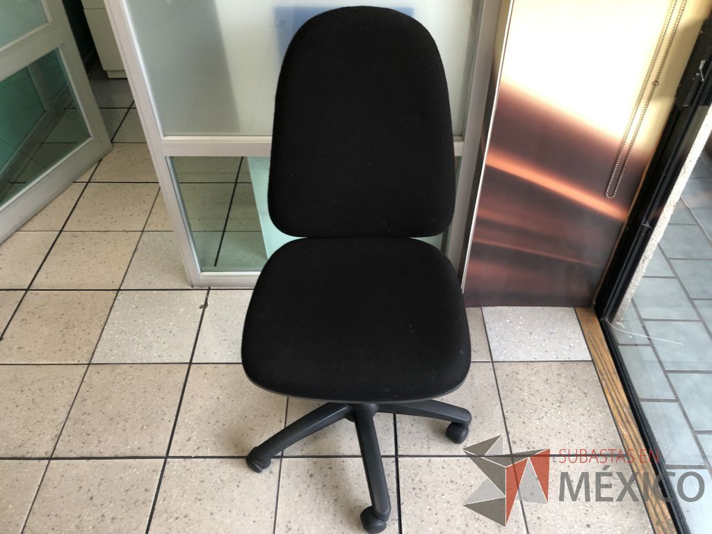 Lote 545 - Silla ejecutiva con ruedas, asiento y respaldo en tela color negro - Imagen 2