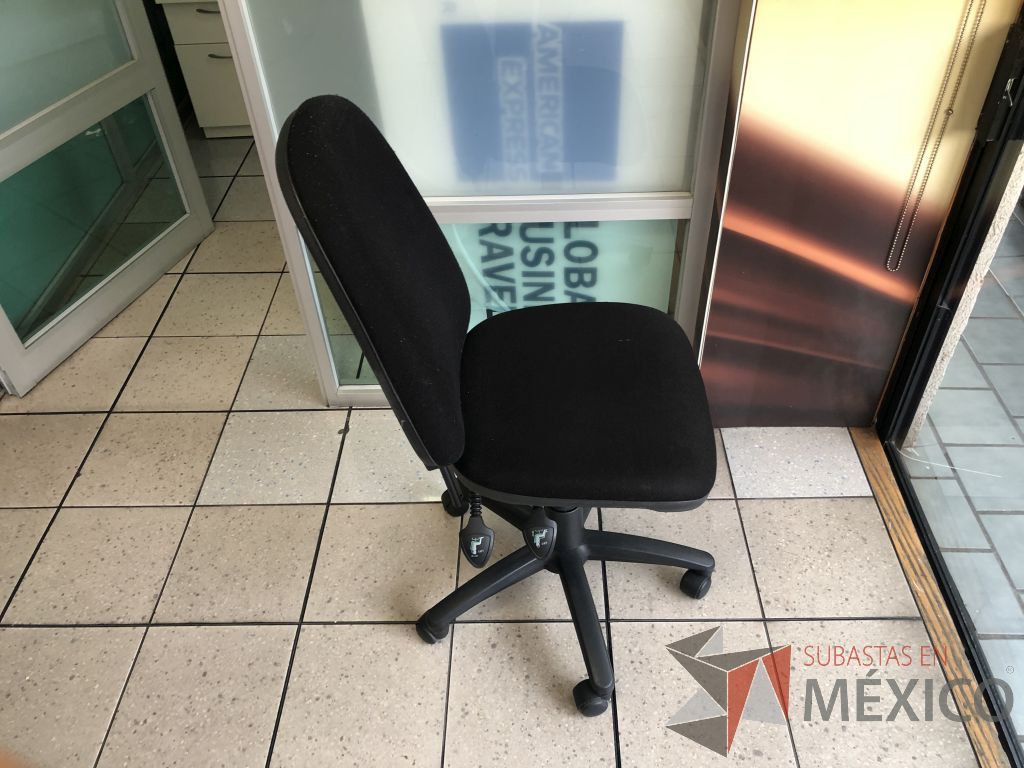 Lote 545 - Silla ejecutiva con ruedas, asiento y respaldo en tela color negro - Imagen 3