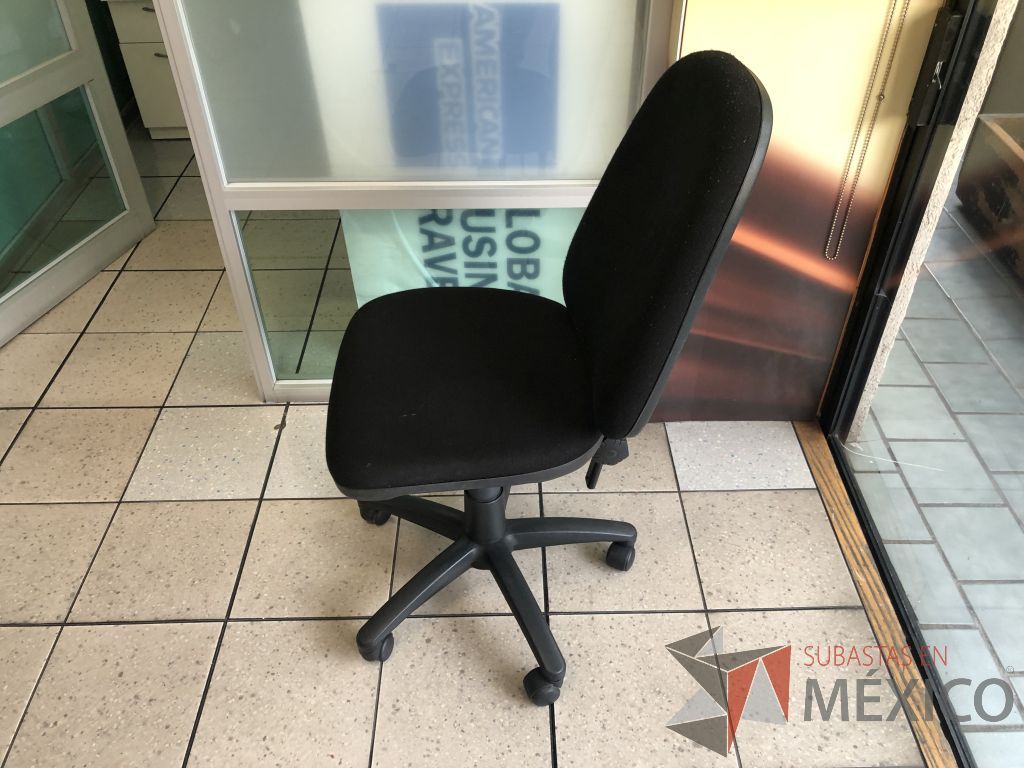 Lote 545 - Silla ejecutiva con ruedas, asiento y respaldo en tela color negro - Imagen 5