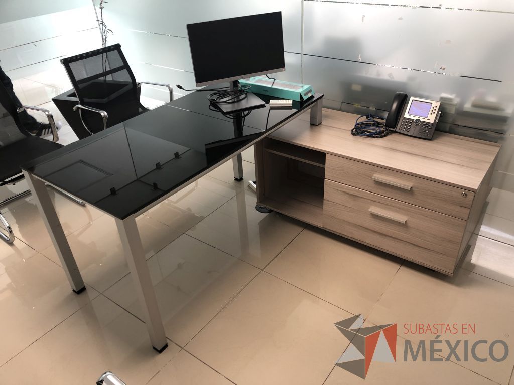 Lote 556 - Escritorio metálico con cubierta de vidrio y con credenza