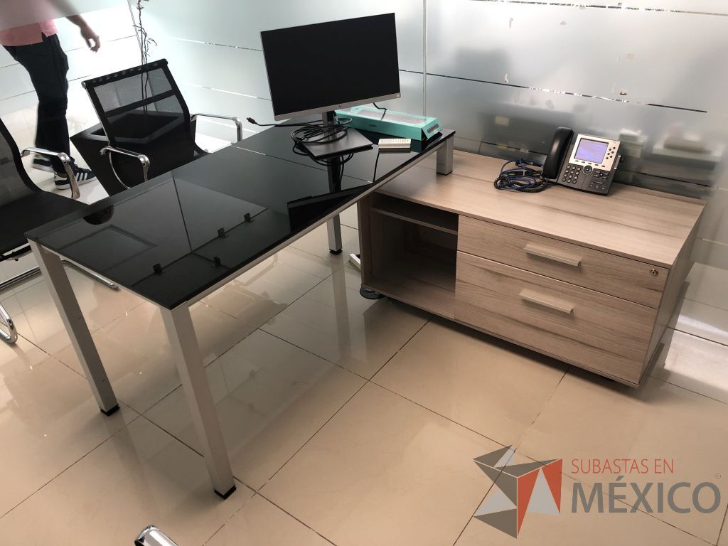 Lote 556 - Escritorio metálico con cubierta de vidrio y con credenza - Imagen 2