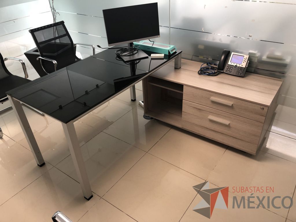 Lote 556 - Escritorio metálico con cubierta de vidrio y con credenza - Imagen 3