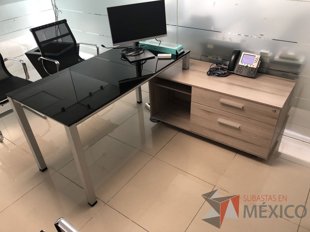 Lote 556 - Escritorio metálico con cubierta de vidrio y con credenza - Imagen 4