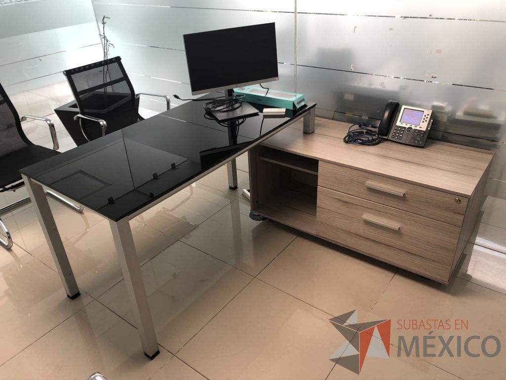 Lote 556 - Escritorio metálico con cubierta de vidrio y con credenza - Imagen 5
