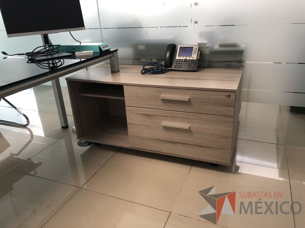 Lote 556 - Escritorio metálico con cubierta de vidrio y con credenza - Imagen 6