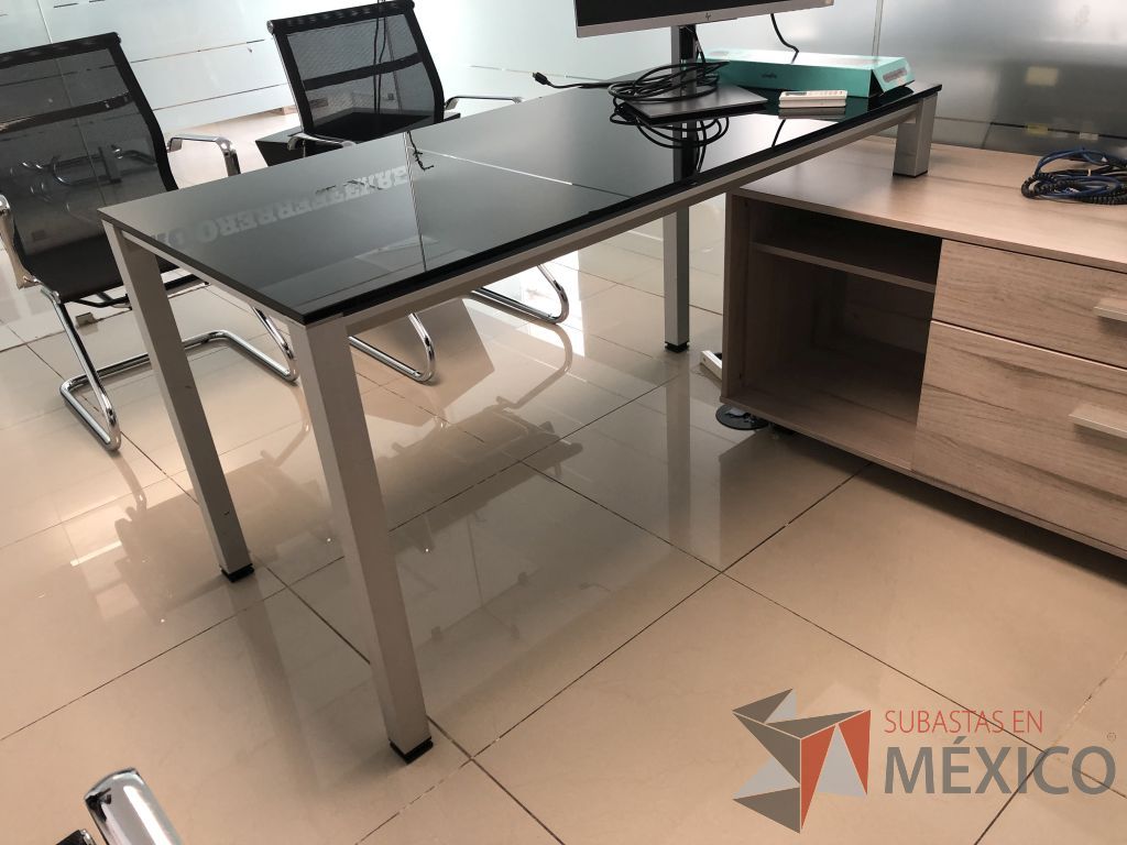 Lote 556 - Escritorio metálico con cubierta de vidrio y con credenza - Imagen 7