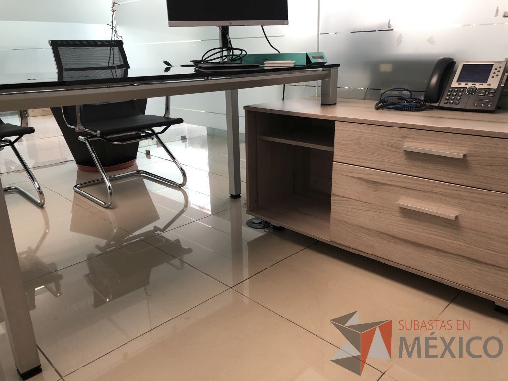 Lote 556 - Escritorio metálico con cubierta de vidrio y con credenza - Imagen 8