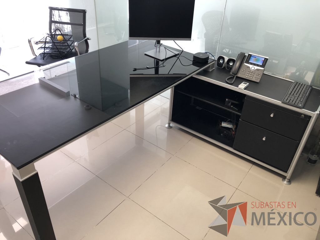 Lote 568 - Escritorio con credenza sobrepuesta con cubierta de vidrio - Imagen 2