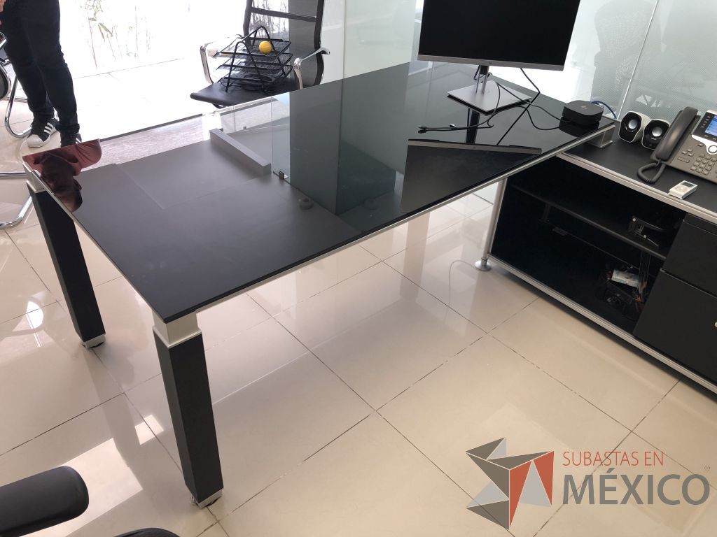 Lote 568 - Escritorio con credenza sobrepuesta con cubierta de vidrio - Imagen 5