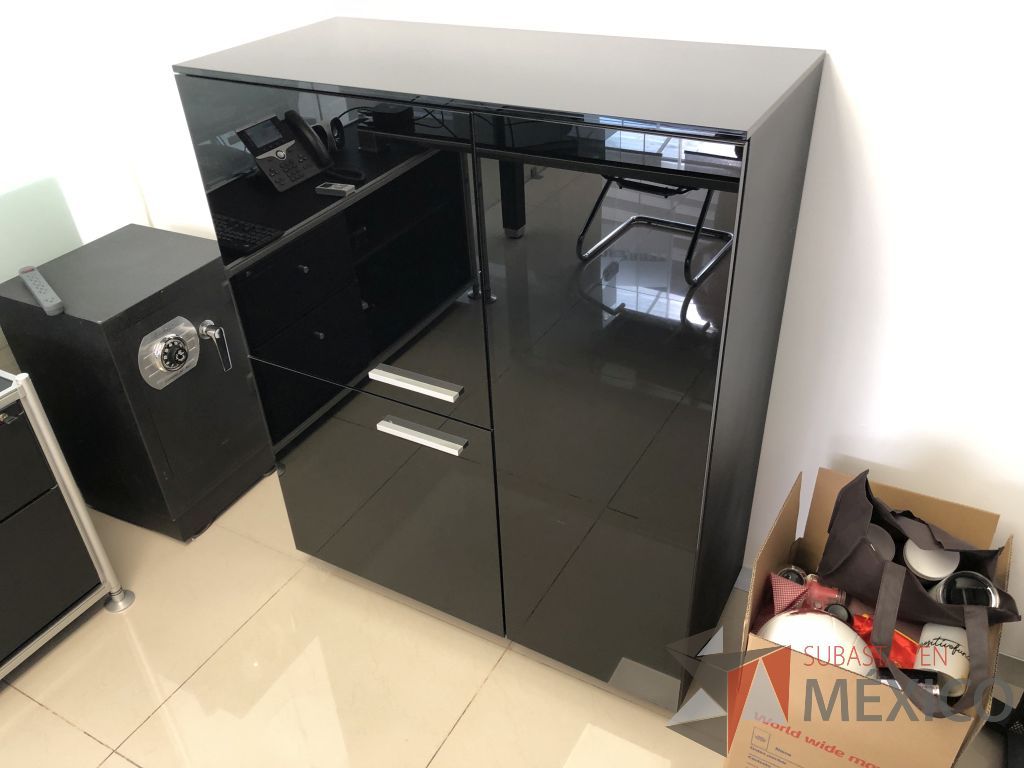 Lote 569 - Gabinete con 2 puertas y 3 entrepaños - Imagen 3