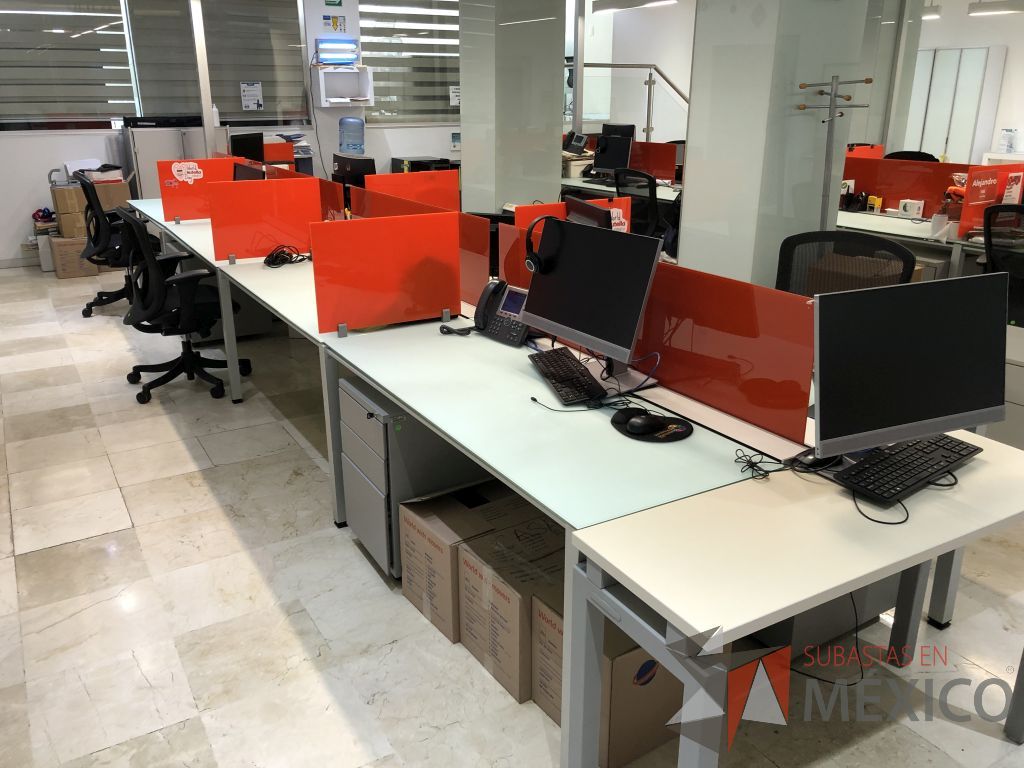 Lote 096 - Estación de trabajo para 8 personas, con estructura metálica y 8 archiveros