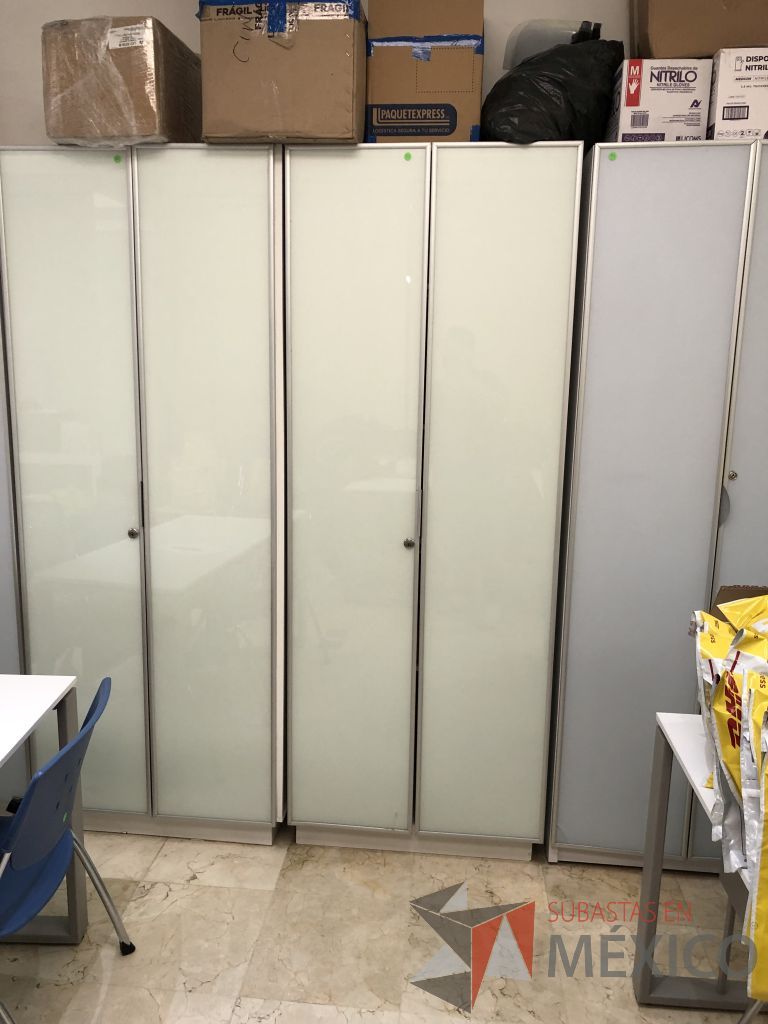 Lote 585 - Gabinete de 2 puertas y 4 entrepaños - Imagen 4