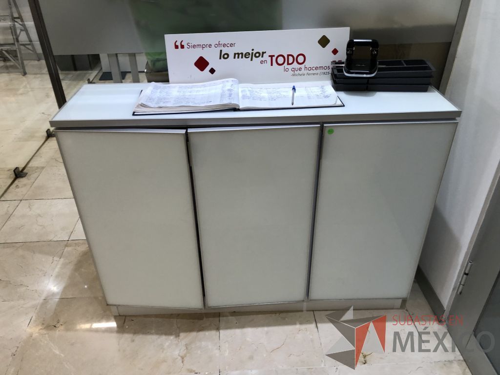 Lote 590 - Gabinete de 3 puertas y 2 entrepaños - Imagen 2