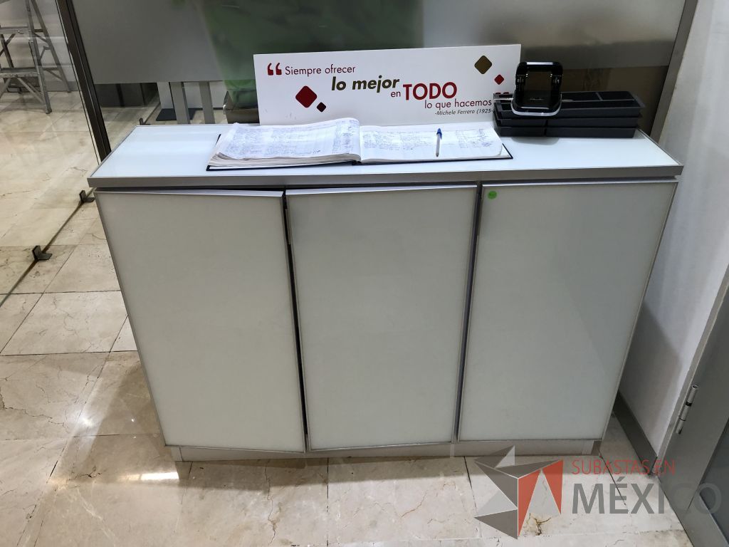 Lote 590 - Gabinete de 3 puertas y 2 entrepaños - Imagen 3