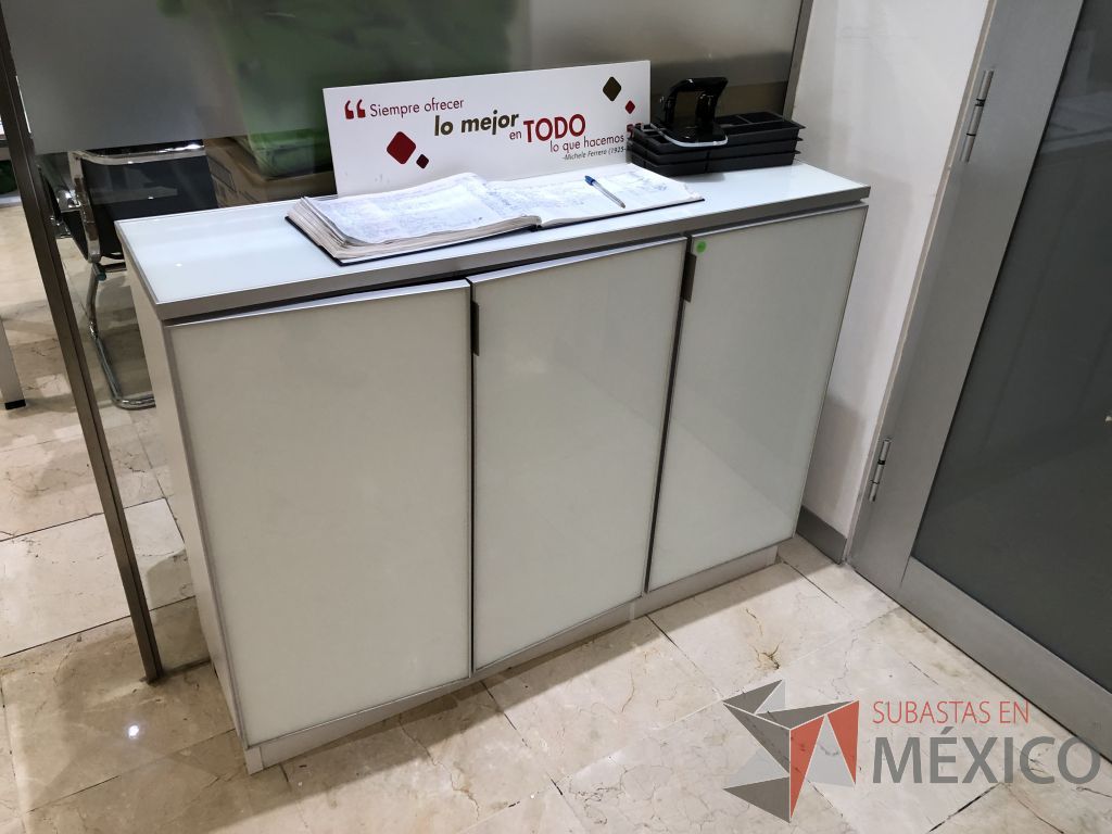 Lote 590 - Gabinete de 3 puertas y 2 entrepaños - Imagen 4